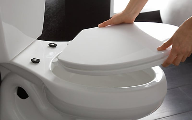 Thao tác tháo nắp bồn cầu cũ