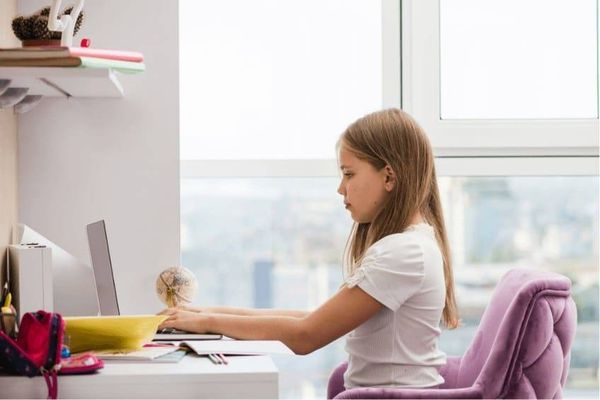 Bảo vệ cột sống và thị lực của bé bằng tư thế ngồi đúng
