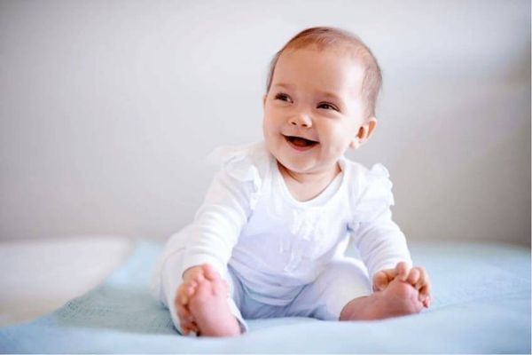 Bảo vệ cột sống và thị lực của bé bằng tư thế ngồi đúng