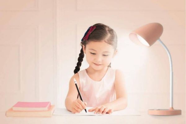 Bảo vệ cột sống và thị lực của bé bằng tư thế ngồi đúng