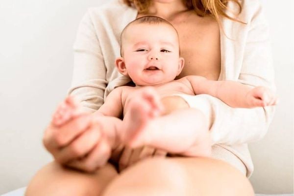 Bảo vệ cột sống và thị lực của bé bằng tư thế ngồi đúng