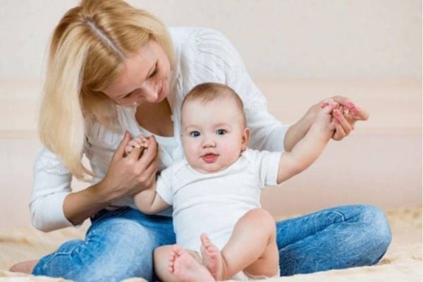 Bảo vệ cột sống và thị lực của bé bằng tư thế ngồi đúng