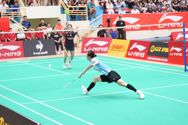 Nguyen-Thuy-Linh-Vu-Thi-Trang-chung-ket-don-nu-cup-li-ning