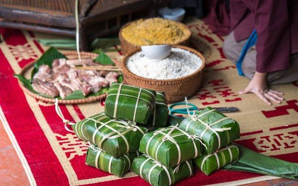 Gói bánh chưng ngày Tết - Tết Bính Ngọ 2026 - nhanvan.vn