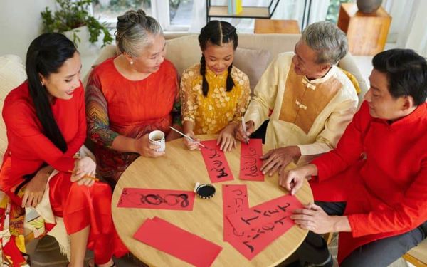 Viết câu đối Tết - Tết Bính Ngọ 2026 - nhanvan.vn