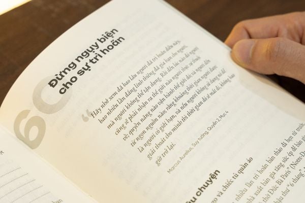 <a href="https://shop.spiderum.com/products/sach-khac-ky-thoi-hien-dai-cam-nang-song-vung-vang-trong-the-gioi-bien-dong">Sách Khắc Kỷ thời hiện đại - Cẩm nang sống vững vàng trong thế giới biến động</a>