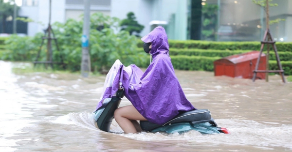 Xe điện bị ngập nước sâu