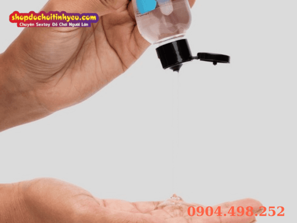 Dùng gel bôi trơn gốc nước bắt buộc khi chơi cốc thủ dâm