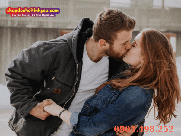 Cảnh báo rủi ro lây nhiễm virus và lưu ý y tế khi hôn sâu