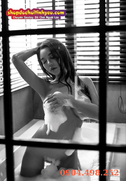 Cô gái cởi hết quần áo