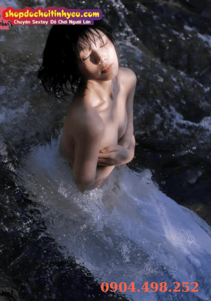 Ảnh vú không che