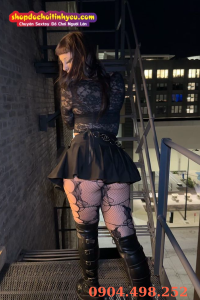 Gái tây mông to cong vút