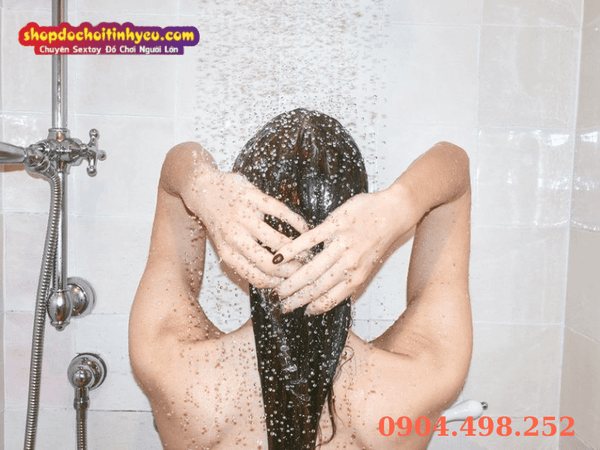 Kết hợp vòi xịt và sextoy cho cực khoái kép