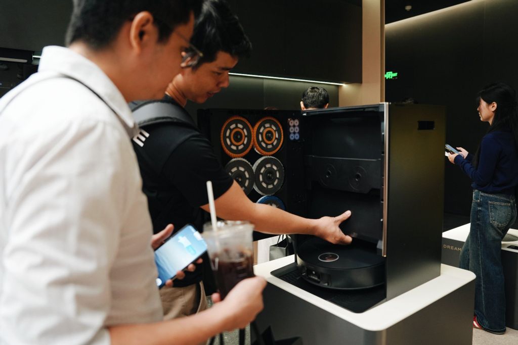 Smart-link cùng đối tác tham quan cửa hàng flagship Dreame tại Tô Châu, Trung Quốc