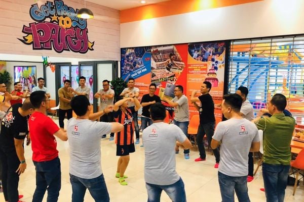 dịch vụ tổ chức group booking team building jump arena