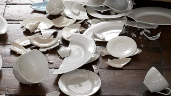 phong tục đón năm mới Đan Mạch - Đập vỡ đĩa trước cửa nhà bạn bè