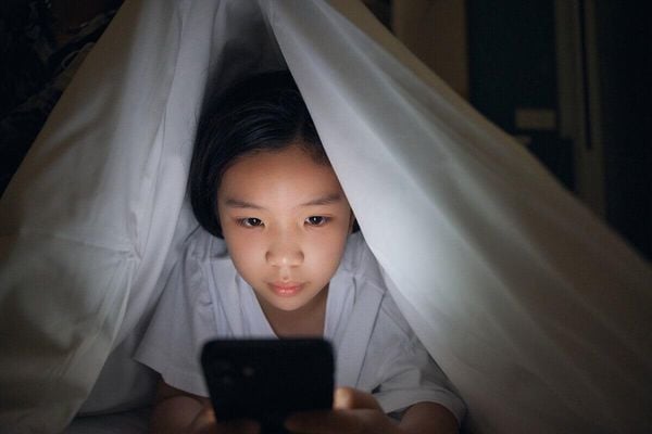 Trẻ Nghiện Điện Thoại: Tác Hại Và Cách Cai Nghiện Hiệu Quả