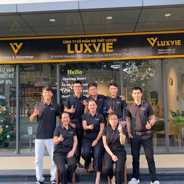 Đội ngũ nhân viên giao hàng và lắp đặt tại nhà khách.