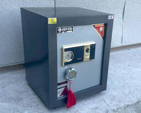 Két sắt 50kg được làm từ vật liệu thép cứng chắc chắn