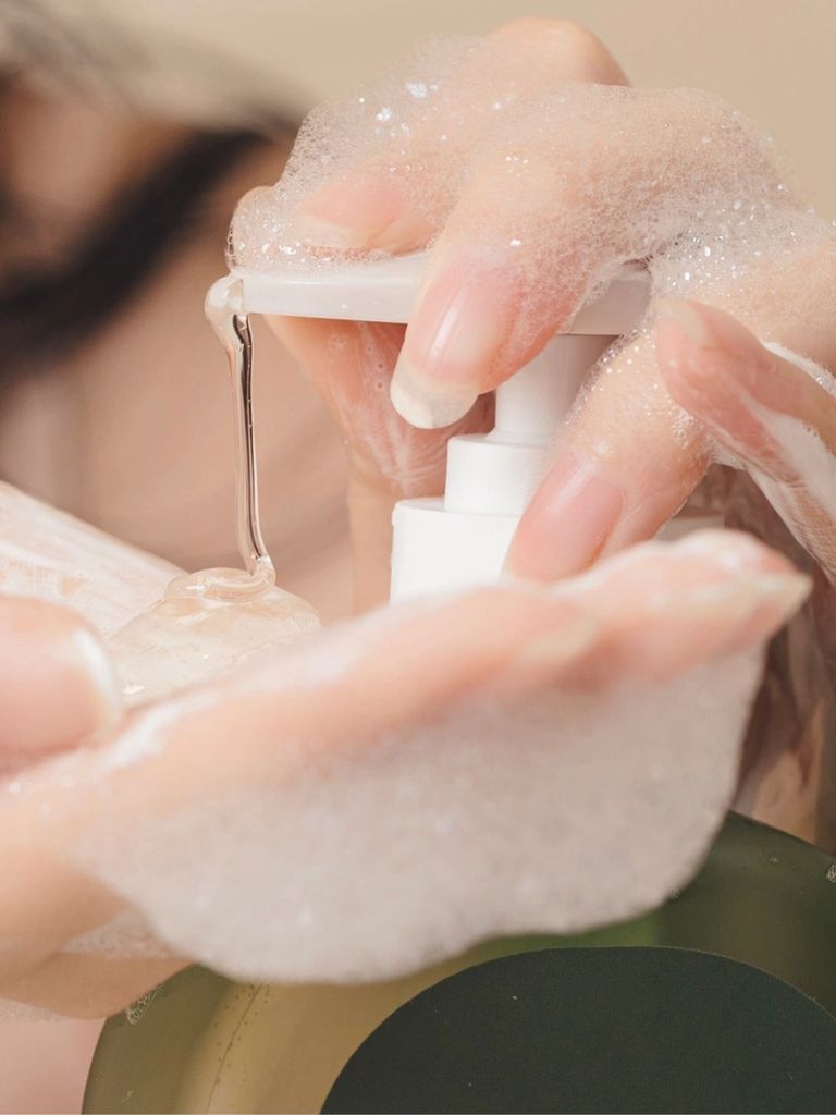 Da nhạy cảm nên tránh các loại sữa tắm làm sạch mạnh và nhiều hương liệu