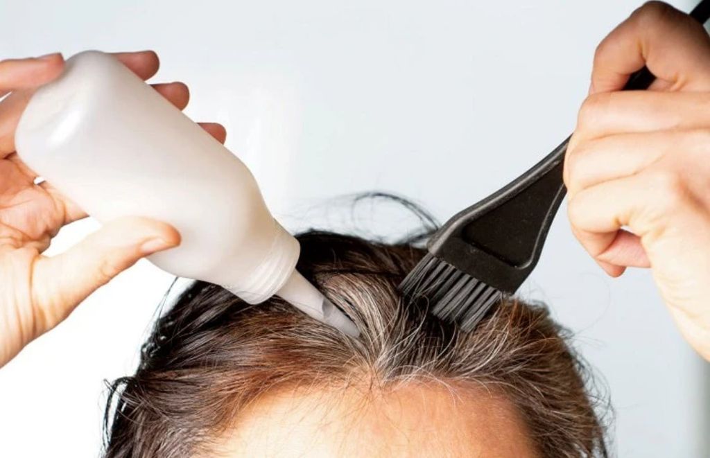 So sánh nhuộm tóc và phủ bạc có gì khác nhau?