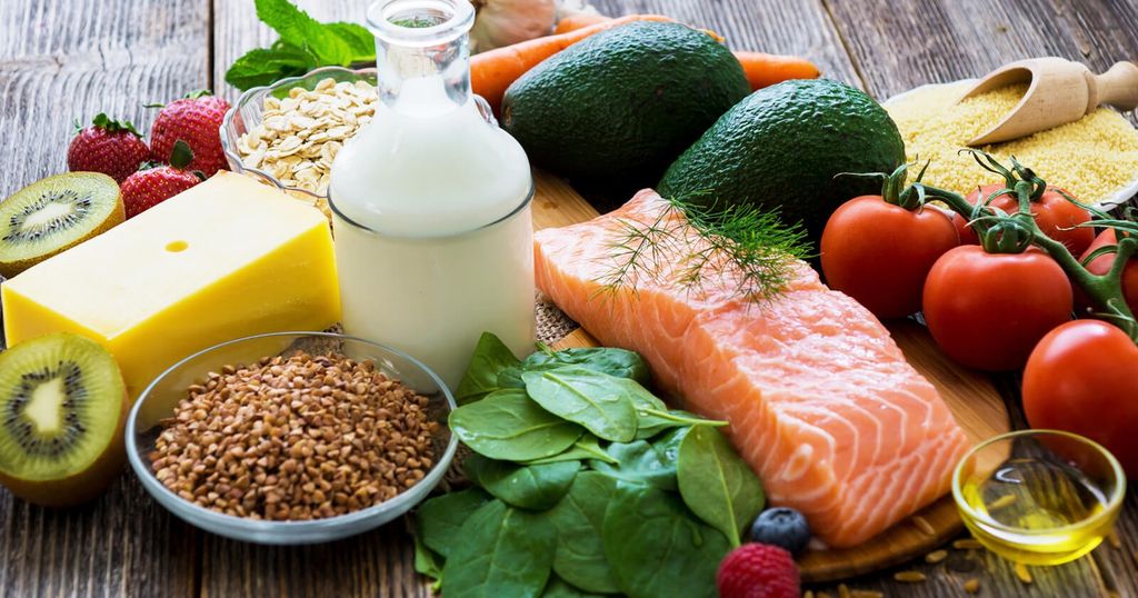 Chế độ dinh dưỡng cũng là một trong những nguyên nhân gây tóc bạc sớm