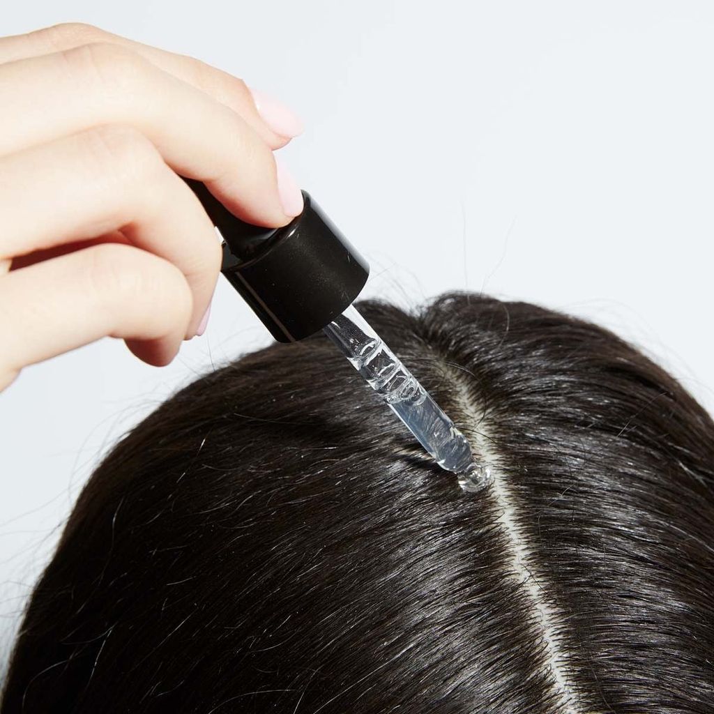 Mái tóc khô xơ hư tổn nên bổ sung serum, tinh dầu dưỡng chăm sóc tóc và da đầu