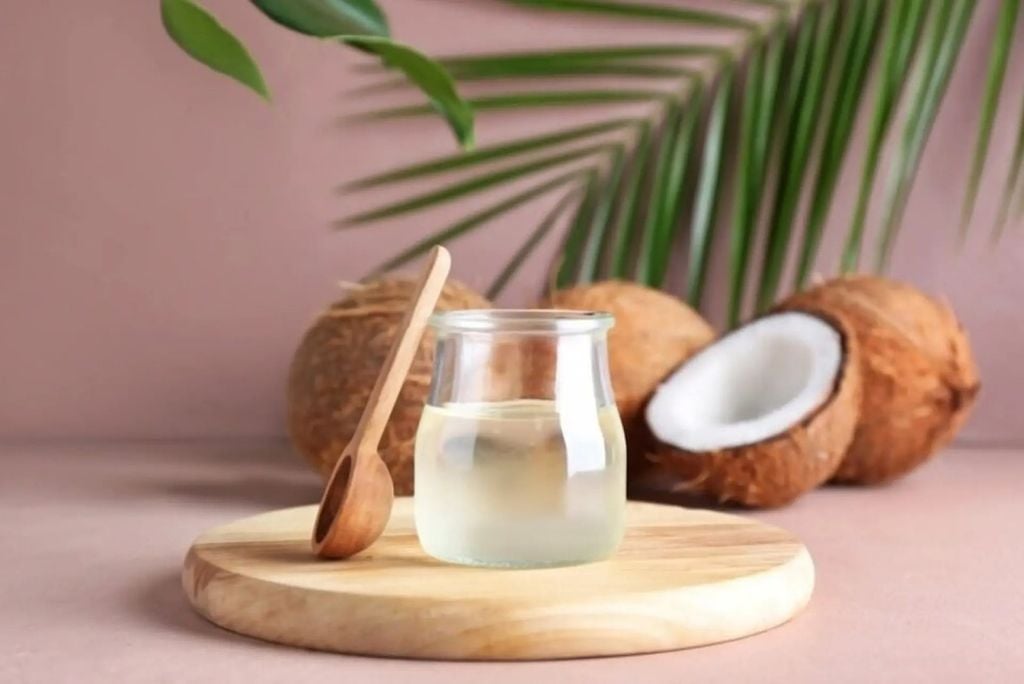 Dùng dầu dừa để dưỡng tóc có tác dụng gì?