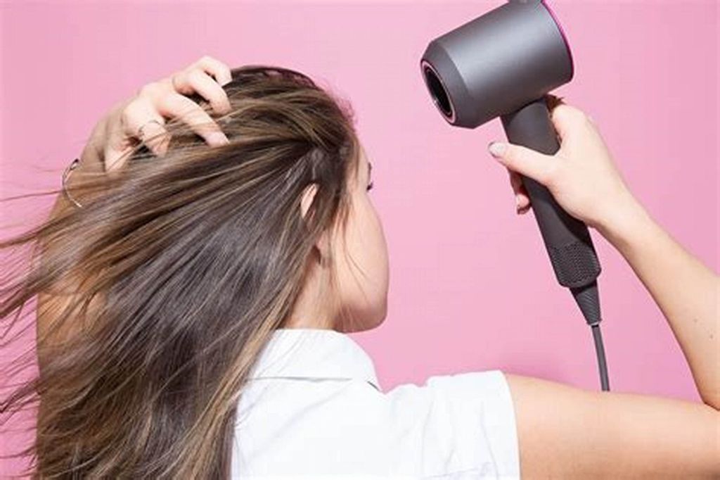 Máy sấy không nên để quá gần da đầu nên dùng chế độ mát