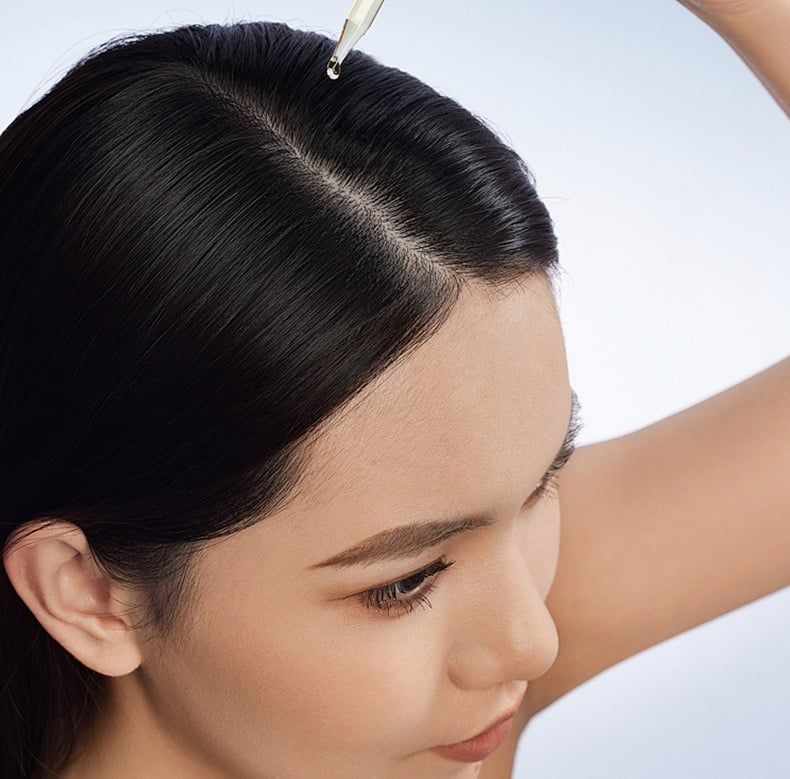 Dùng serum dưỡng tóc để dưỡng ẩm cho da đầu