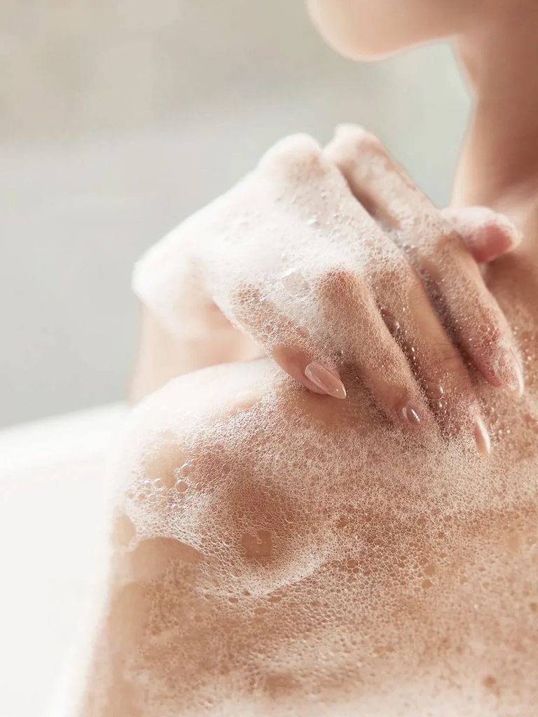 Sữa tắm trị mụn tác động lên da như thế nào?