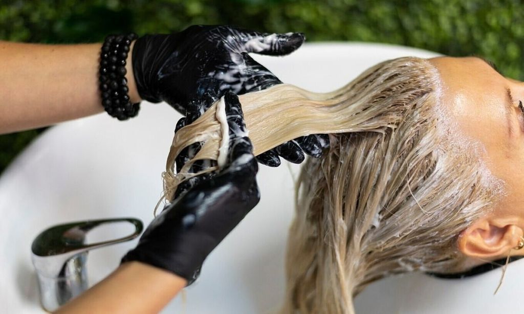 Tóc tẩy, nhuộm màu sáng rất dễ bị hư tổn