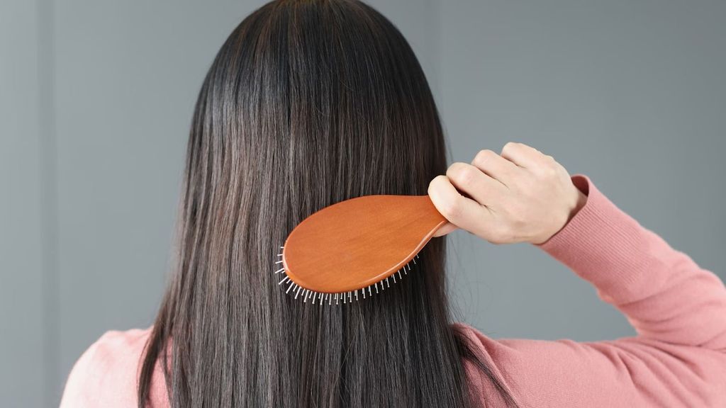 Nên chải tóc trước khi gội đầu thay vì ngay sau khi gội đầu