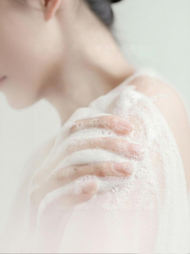 Tắm trắng là gì? Tìm hiểu sữa tắm trắng da và routine dưỡng trắng hàng ngày