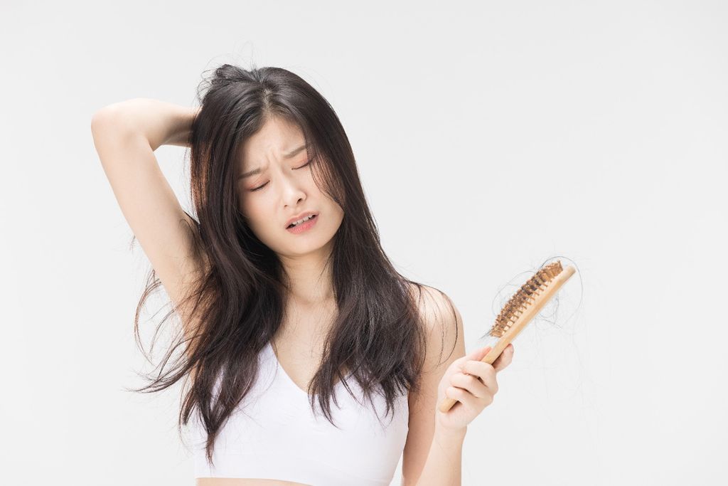 Tìm hiểu nguyên nhân gây rụng tóc sau sinh