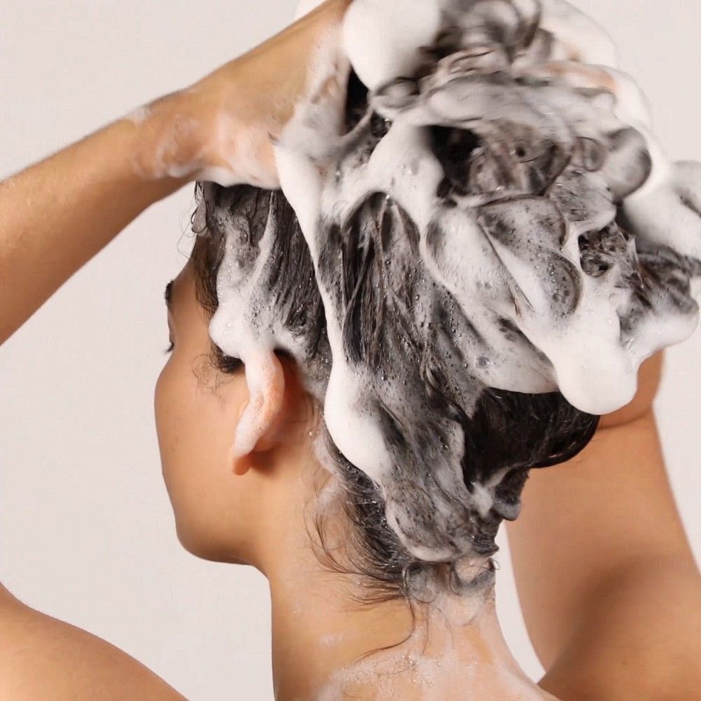 Chăm sóc tóc sau sinh bắt đầu bằng việc gội đầu đúng cách