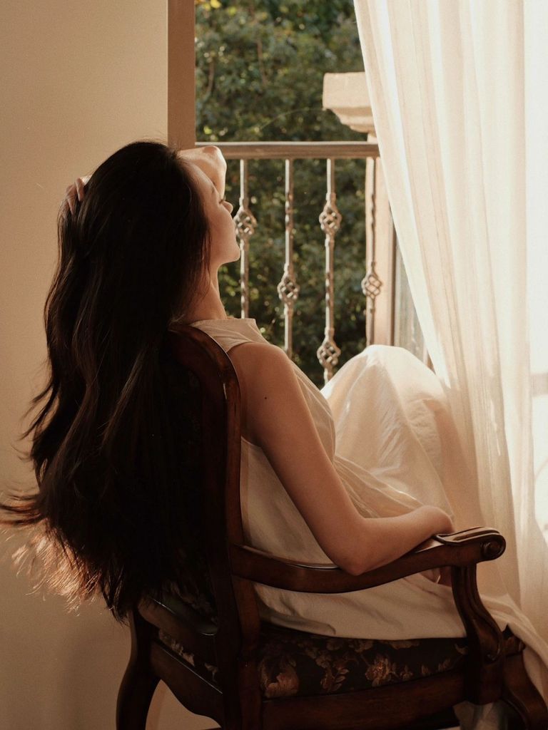 Giữ tinh thần thoải mái, chế độ sinh hoạt lành mạnh giúp tóc khỏe đẹp hơn