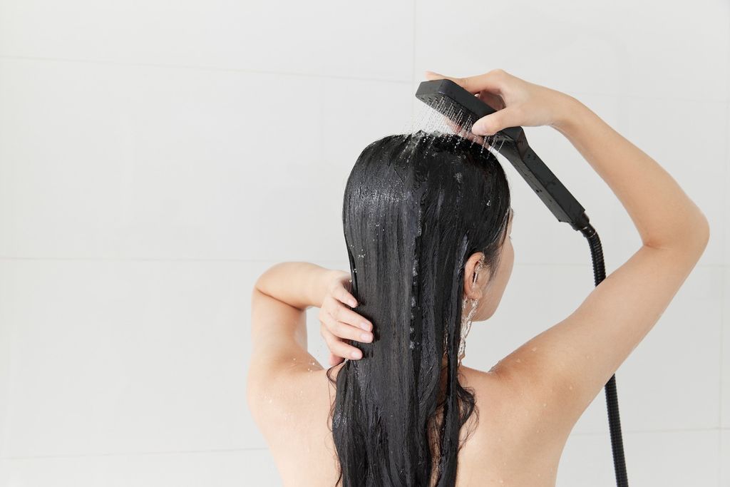 Tóc sau khi gội cần gội sạch bằng nước mát