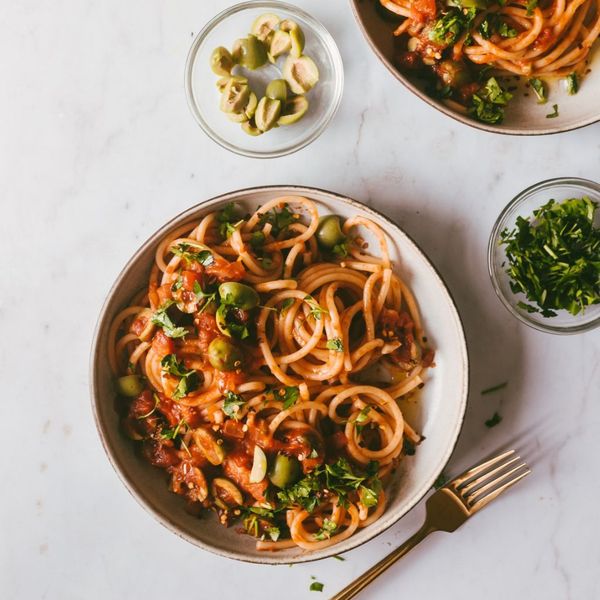 Món mì ý Pasta alla Puttanesca với oliu xanh