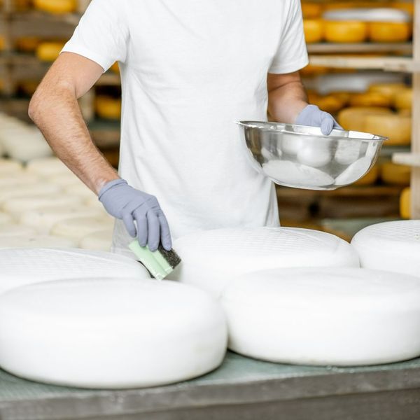 Phô mai công nghiệp đồng nhất, tiện lợi và phổ biến toàn cầu