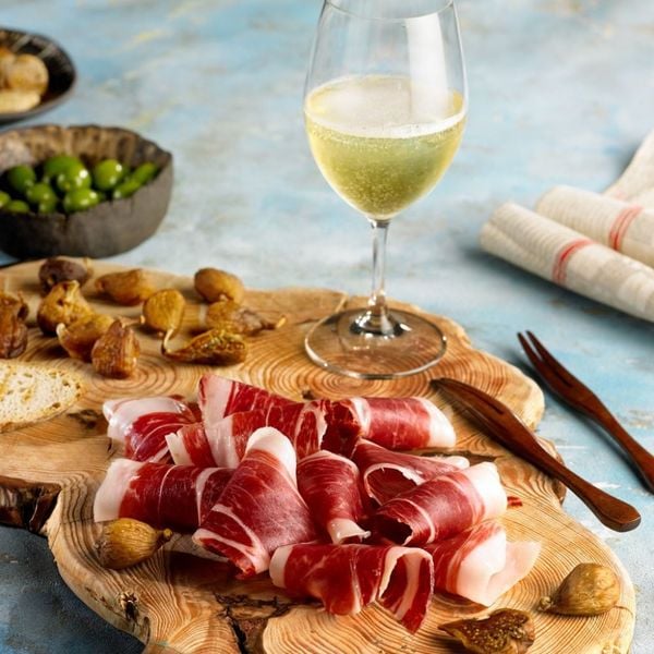 ruou-vang-sparkling-cung-dui-heo-muoi-iberico