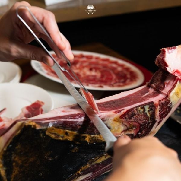 dui-heo-muoi-diem-nhan-ban-tiec-ngay-tet