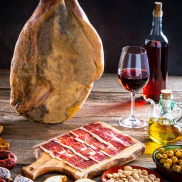 ruou-vang-do-ket-hop-voi-dui-heo-muoi