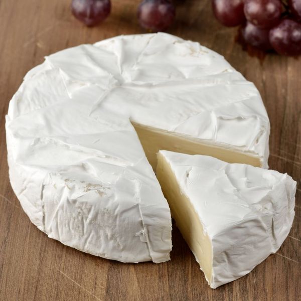 Phô mai mềm có màu trắng sữa, béo ngậy, tan chảy