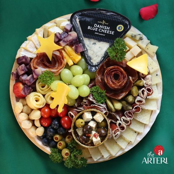 set-charcuterie-board