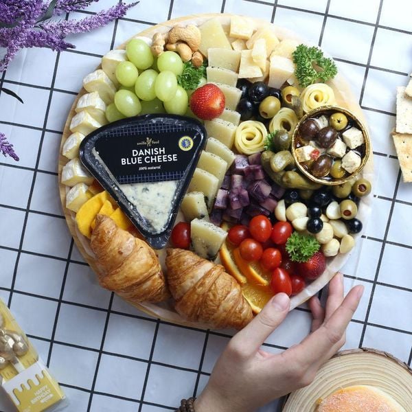 cheese-charcuterie-board