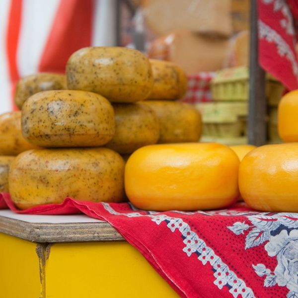 Hà Lan gắn liền với các chợ phô mai cùng những khối phô mai hình tròn