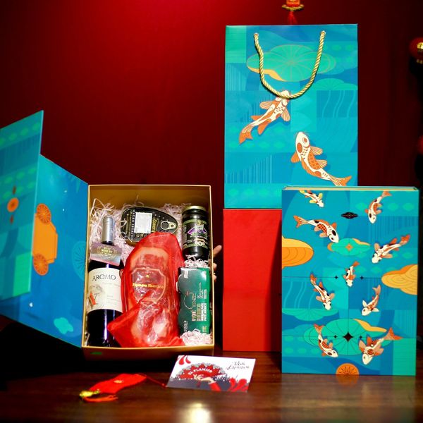 hop-qua-tet-thinh-vuong-voi-thiet-ke-ca-koi-sang-trong