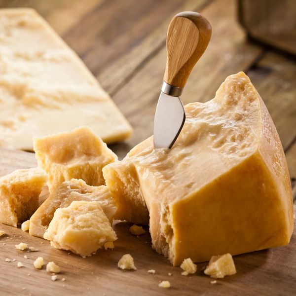 Phô mai cứng được ủ lâu và có mùi hương đặc trưng