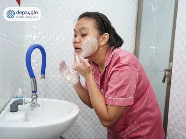 sua-rua-mat-cho-da-dau-mun